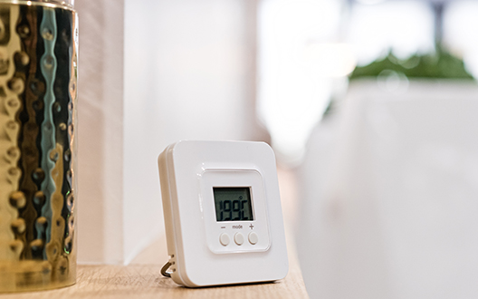 Il termostato connesso consente di comandare e visualizzare la temperatura delle stanze dell’appartamento direttamente da smartphone.